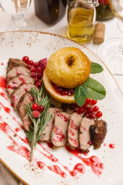 Fırında ördek göğsü, apple, kızılcık ve biberiye ile tatil yemek