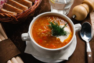 Dereotu ve ekşi krema ile servis Borshch