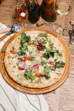 Bebek sebze pizza bırakır, cherry domates, bıldırcın yumurtası ve Parmesan üstte 