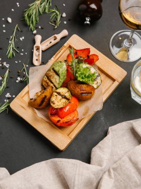 Izgara sebze ahşap tahta üzerinde otlar ile devam eder