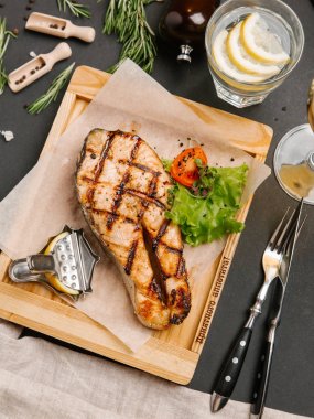 Ahşap tepsi üzerinde limon dilimi ile servis kabuk ile Izgara Alabalık