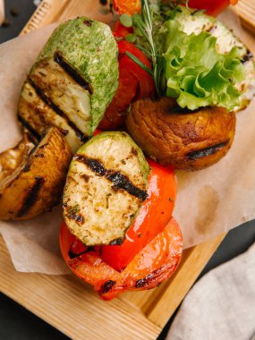 Izgara sebze ahşap tahta üzerinde otlar ile devam eder