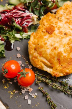 Sebze salatası ve taş tahta üzerinde kiraz domates ile servis Lombata