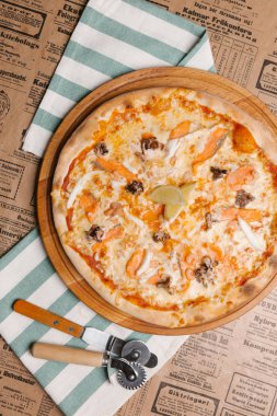 Karides, somon ve ahtapot Akdeniz pizza 