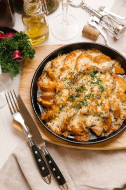 Et ve mozzarellalı güveç çanağı içinde kavrulmuş patates