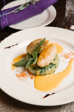 Kabak yastık, roka ve renkli deniz tuzu Beşamel sos servis