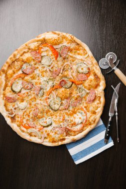 Pizza jambon ve peynir, turşu, sosis, soğan, biber ile Üstten Görünüm
