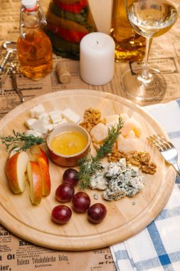 Peynir, üzüm, elma dilim ve ceviz bazı tür ile tatil ahşap yemek