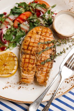 Sebze salatası ve beyaz sos ızgara somon