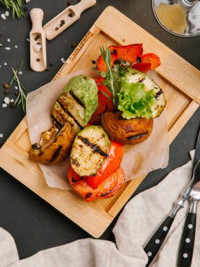 Izgara sebze ahşap tahta üzerinde otlar ile devam eder