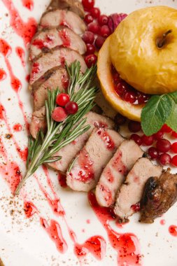 Tatil yemeğin fırında ördek göğsü, apple, kızılcık ve biberiye ile Görünümü Kapat