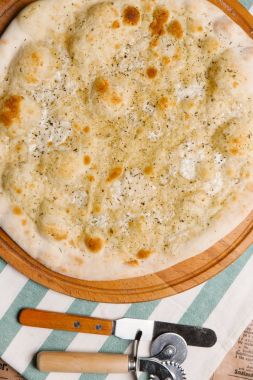 Çizgili peçeteye Calzone Parmesan ve mozzarella peyniri ile servis