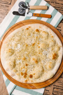 Çizgili peçeteye Calzone Parmesan ve mozzarella peyniri ile servis