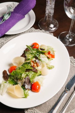 Roka, sığır eti, domates ve peynir salatası