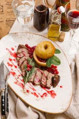 Fırında ördek göğsü, apple, kızılcık ve biberiye ile tatil yemek