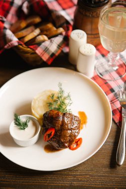 Pişmiş domuz püre patates ve beyaz sos ile servis