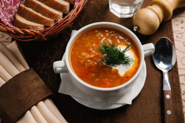 Dereotu ve ekşi krema ile servis Borshch