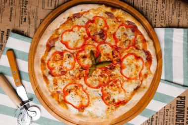 Pizza mozzarella, tatlı biber ve baharatlı biber ile