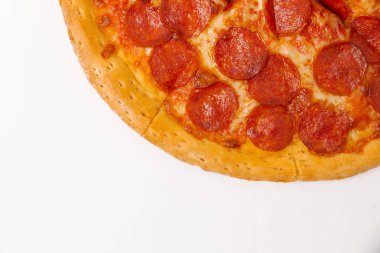 Beyaz arka plan üzerinde izole biberli sosis pizza