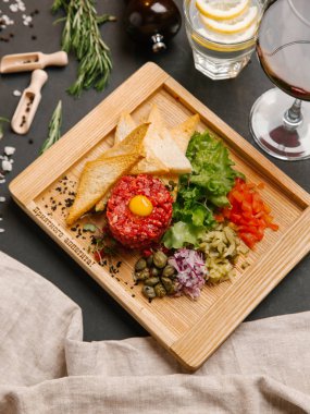   doğranmış kırmızı soğan, turşu ve dolmalık biber ile tost ile Forcemeat üst Bıldırcın yumurta ile servis