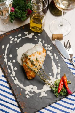 Biberiye, beyaz sos ve biber taş yönetim kurulu ile kavrulmuş tavuk göğsü servis