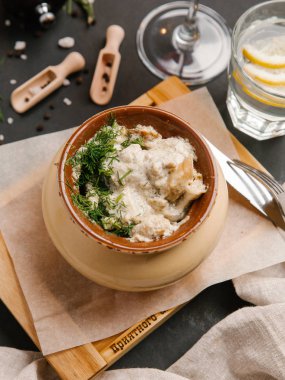 Kızarmış sebze ve et altında tagine üstüne dereotu ile beyaz sos