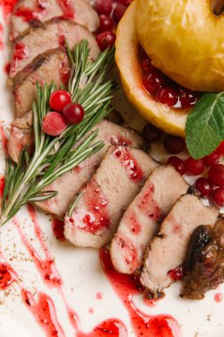 Tatil yemeğin fırında ördek göğsü, apple, kızılcık ve biberiye ile Görünümü Kapat