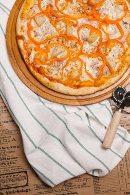 Ananas parçaları, jambon, mozzarella peyniri ve biber ile Hawai pizza yuvarlar