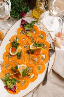 limon dilimleri ve plaka üzerinde kırmızı havyar ile tuzlanmış somon