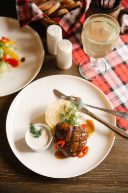 Püre patates ve beyaz sos ve salata arka plan üzerinde pişmiş domuz eti