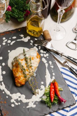 Biberiye, beyaz sos ve biber taş yönetim kurulu ile kavrulmuş tavuk göğsü servis