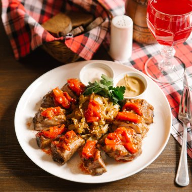 Lahana, domates ve maydanoz ızgara domuz parçaları çıkarılan witn Görünümü Kapat kızarmış