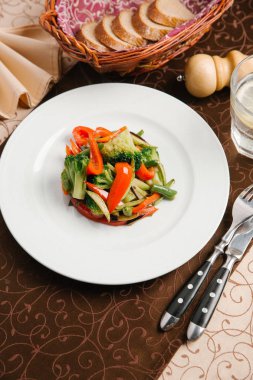 Brokoli, biber ve yeşil fasulye beyaz tabakta sebze salatası