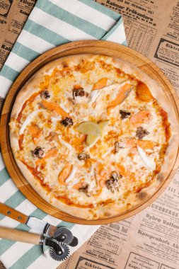 Karides, somon ve ahtapot Akdeniz pizza 