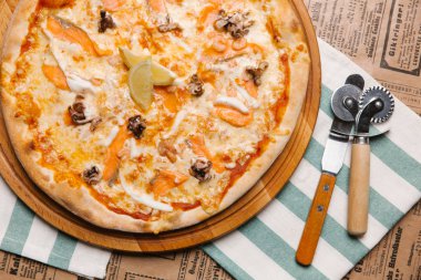 Karides, somon ve ahtapot Akdeniz pizza 