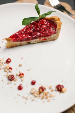 Kirazlı turta ile nane yaprakları beyaz tabakta servis