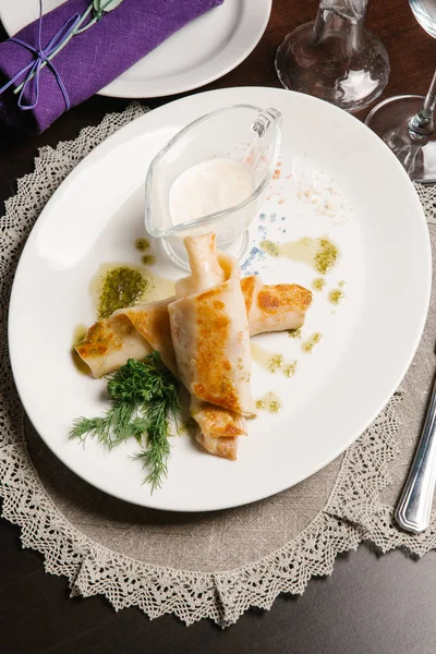 Pesto 소스와 접시에 Swirled 팬케이크 — 스톡 사진