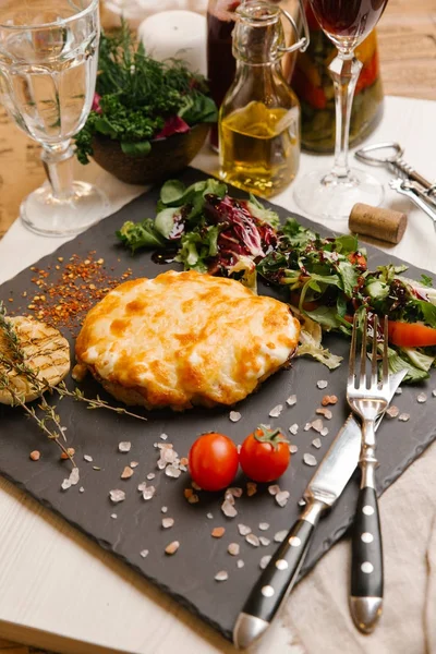 Carne Asada Con Queso Servida Con Bulbo Ajo Parrilla Ensalada — Foto de Stock