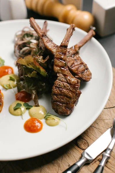 Lamb Chops Served Vegetable Curry Two Kinds Sauce — Stock Photo, Image