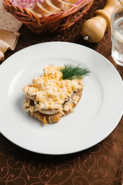 버섯과 치즈를 분기와 레모네이드 접시에 — 스톡 사진