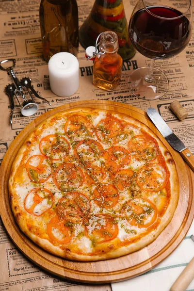 Ser Pizzy Pomidorami Sosem Drewniana Taca — Zdjęcie stockowe