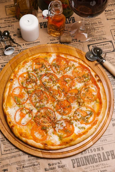木製トレイをにてトマトとソースとチーズのピザ — ストック写真