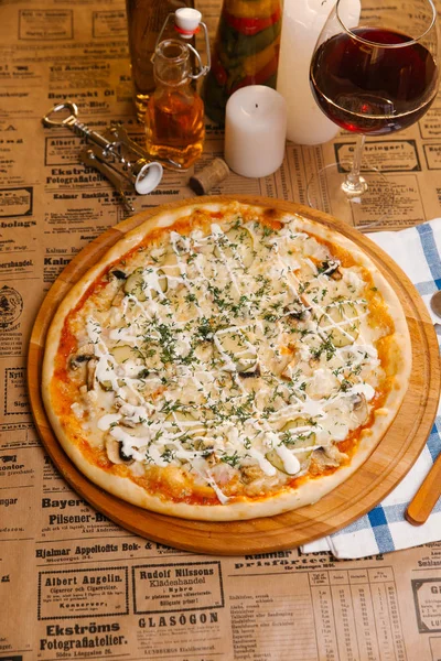 Pizza Con Mozzarella Champiñones Encurtidos Salsa Mayonesa Eneldo Encima —  Fotos de Stock