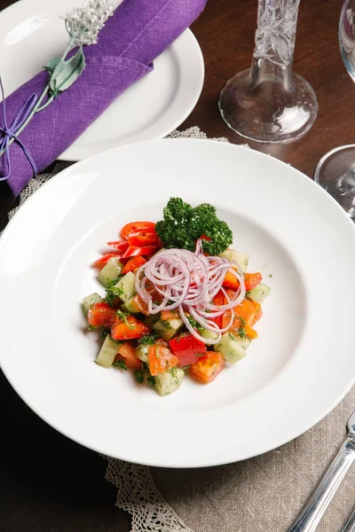 Salad Dengan Tomat Mentimun Paprika Bawang Cincin Dan Peterseli — Stok Foto