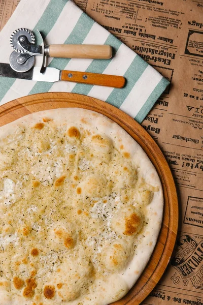 Çizgili peçeteye Calzone Parmesan ve mozzarella peyniri ile servis