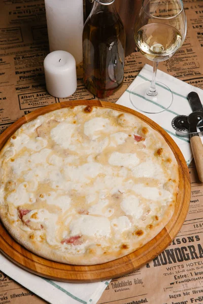 Pizza Queso Con Mozzarella Jamón Servido Sobre Tabla Madera —  Fotos de Stock