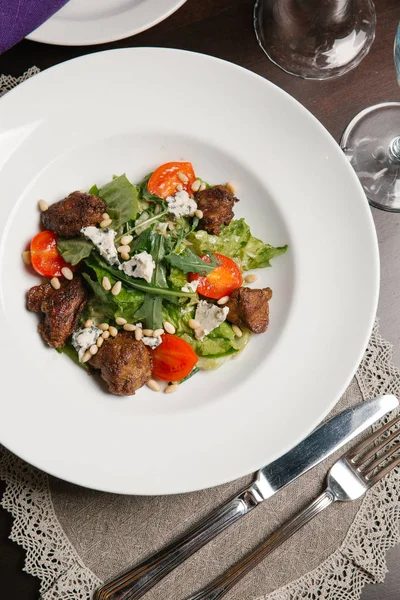 접시에 쇠고기 토마토 Arugula 소나무 견과류와도 샐러드 — 스톡 사진