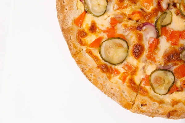 Segmento Pizza Com Presunto Cebola Vermelha Pimentão Picado Picles — Fotografia de Stock