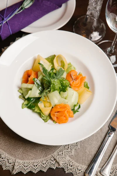 Kabak dilimleri, somon, roka ve peynir salatası