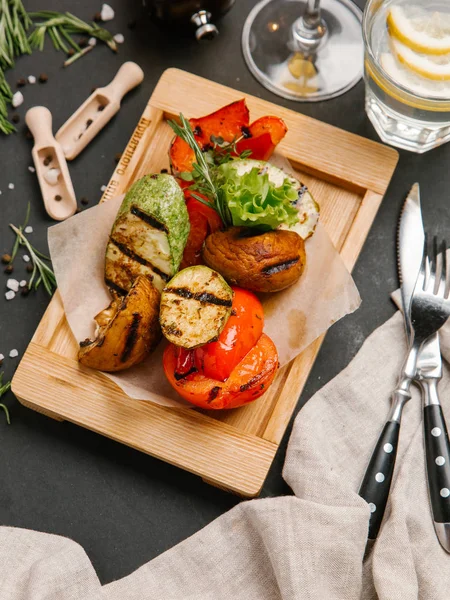 Verduras Parrilla Servidas Con Hierbas Sobre Tabla Madera — Foto de Stock